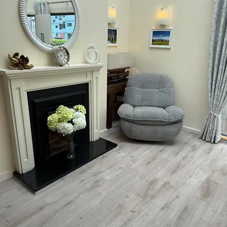 Large Four Bedroom Town Centre House * 基拉尼