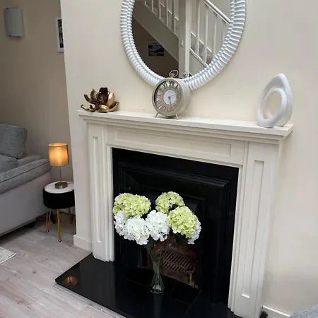 Large Four Bedroom Town Centre House 度假居 *