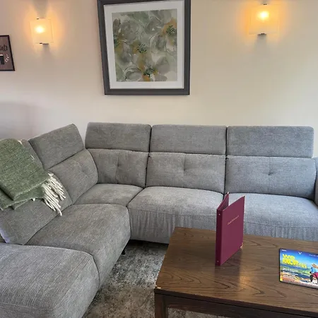 Large Four Bedroom Town Centre House * 基拉尼