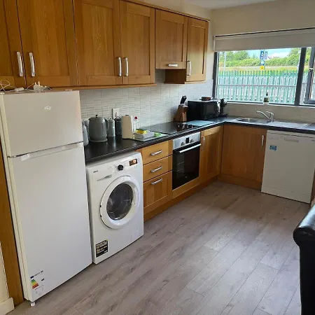 Large Four Bedroom Town Centre House 度假居