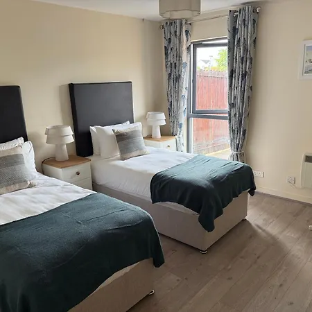Large Four Bedroom Town Centre House 度假居