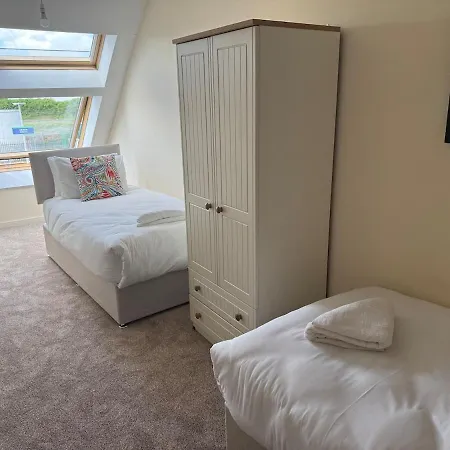 Large Four Bedroom Town Centre House * 基拉尼