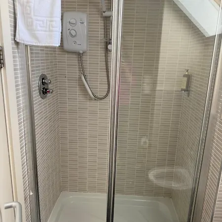 Large Four Bedroom Town Centre House 基拉尼