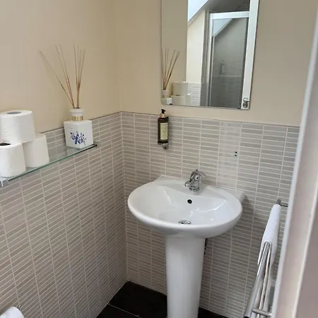 Large Four Bedroom Town Centre House 度假居